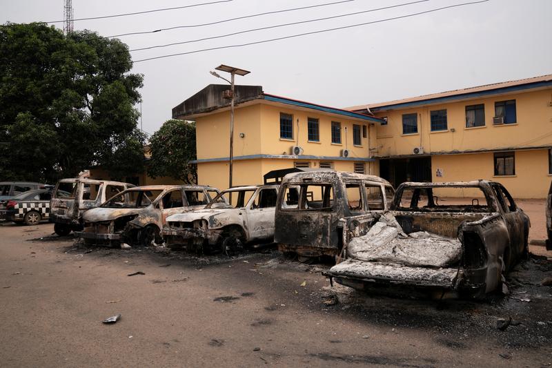 Gunmen free more than 1,800 inmates in attack on Nigerian prison