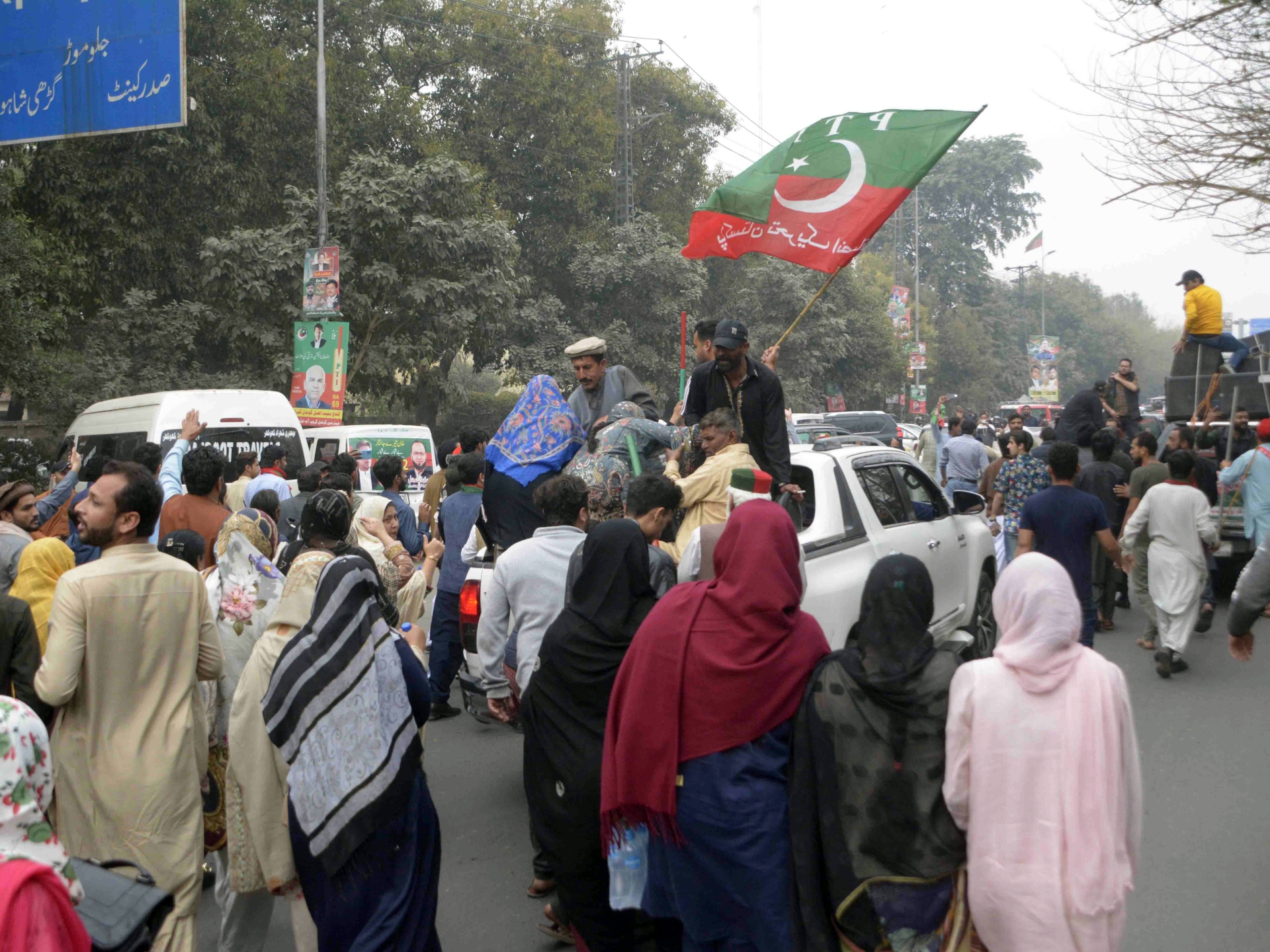 Pakistan police attempt to arrest ex-PM Imran Khan