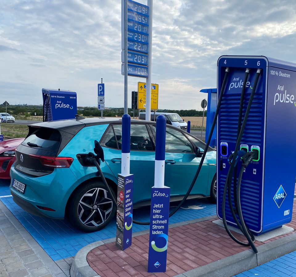 Germany added 35% more electric car charge points in 2022, says BDEW