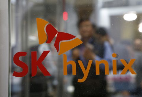 SK Hynix sees H2 memory chip rebound; outlook helps shares brush off record loss
