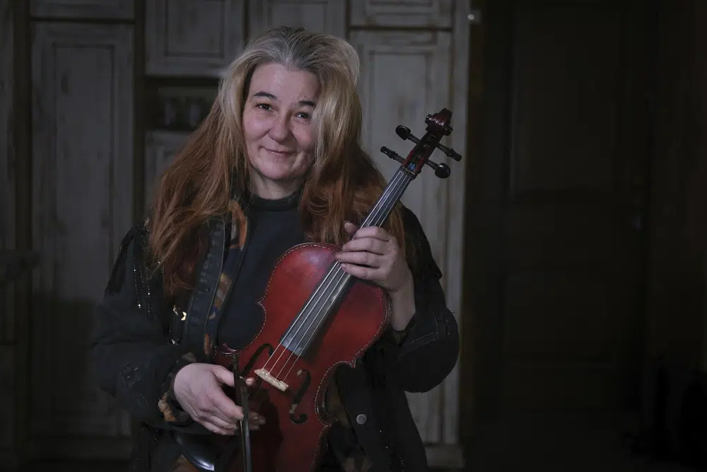 Violinist on Russian trains soothes weary commuters