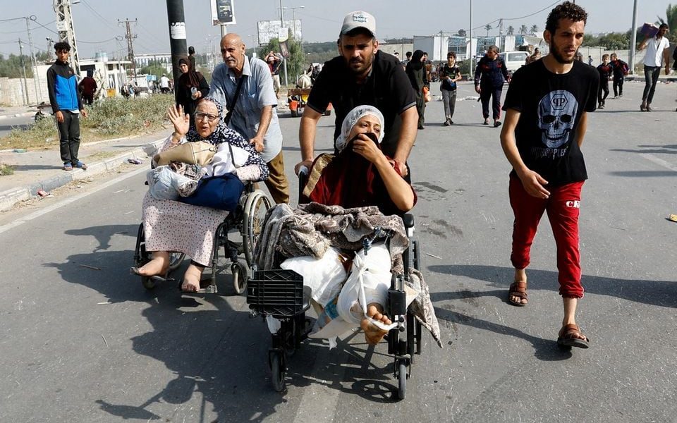A Palestinian woman, who was injured in an Israeli strike and was staying at Al Shifa hospital, moves southward after fleeing north Gaza as Israeli tanks roll deeper into the enclave, amid the ongoing conflict between Israel and Hamas, in the central Gaza Strip November 10, 2023. REUTERS/Ibraheem Abu Mustafa