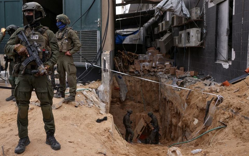 Israeli soldiers stand near the opening to a tunnel at Al Shifa Hospital compound in Gaza City, amid the ongoing ground operation of the Israeli army against Palestinian Islamist group Hamas, in the Gaza Strip, November 22, 2023. REUTERS/Ronen Zvulun