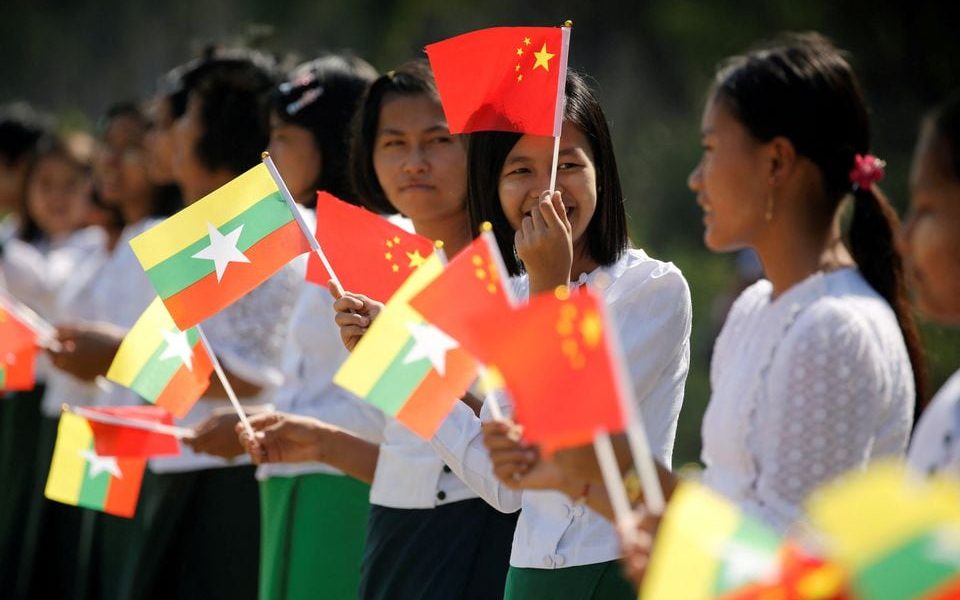 Myanmar students hold Myanmar and Chinese flags as they prepare to welcome Chinese President Xi Jinping outside of the airport in Naypyitaw, Myanmar, January 17, 2020. REUTERS/Ann Wang/File Photo
