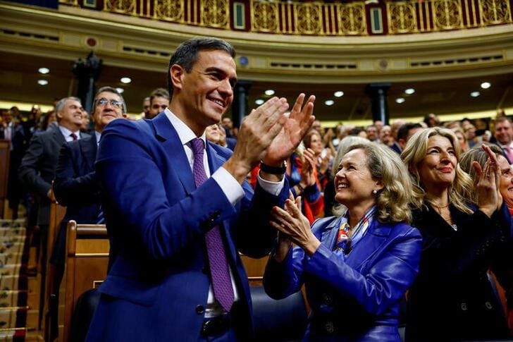 Spain's newly re-appointed Prime Minister Pedro Sanchez applauds after the voting at the investiture debate, as Spain's Socialists clinched a new term following a deal with the Catalan separatist Junts party for government support, a pact which involves amnesties for people involved with Catalonia's failed 2017 independence bid, in Madrid, Spain November 16, 2023. REUTERS/Susana Vera