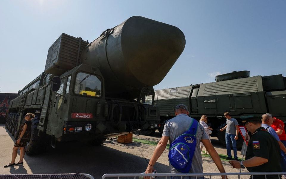 Visitors gather near a Russian Yars intercontinental ballistic missile system at an exposition of the international military-technical forum Army-2023 at Patriot Congress and Exhibition Centre in the Moscow region, Russia, August 18, 2023. REUTERS/Stringer/File photo