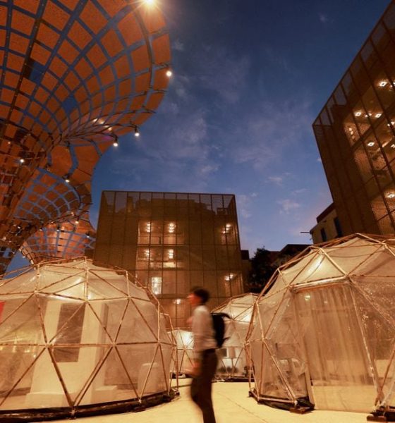 A man walks past a pollution pod designed to mimic the air quality in New Delhi, during the United Nations Climate Change Conference (COP28), in Dubai, United Arab Emirates, December 4, 2023. REUTERS/Thaier Al-Sudani/File Photo