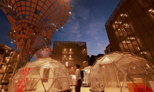 A man walks past a pollution pod designed to mimic the air quality in New Delhi, during the United Nations Climate Change Conference (COP28), in Dubai, United Arab Emirates, December 4, 2023. REUTERS/Thaier Al-Sudani/File Photo