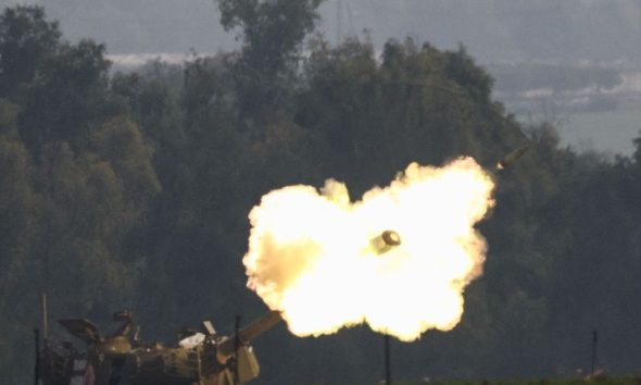 An Israeli artillery unit fires, amid the ongoing conflict between Israel and the Palestinian Islamist group Hamas, near the Israel-Gaza border, in southern Israel, December 28, 2023. REUTERS/Violeta Santos Moura