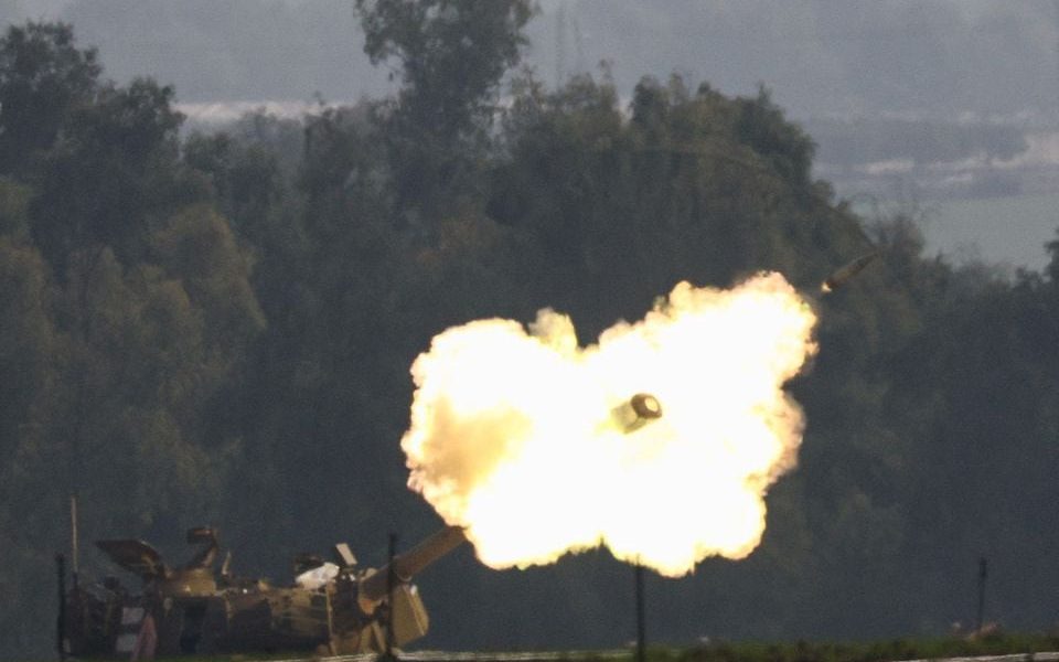An Israeli artillery unit fires, amid the ongoing conflict between Israel and the Palestinian Islamist group Hamas, near the Israel-Gaza border, in southern Israel, December 28, 2023. REUTERS/Violeta Santos Moura