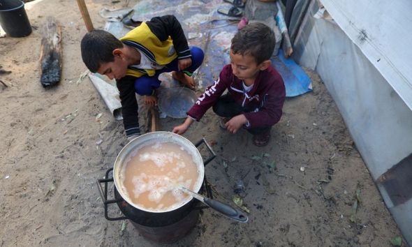 Displaced Palestinian children, who fled their house due to Israeli strikes, shelter in a tent camp, amid the ongoing conflict between Israel and the Palestinian Islamist group Hamas, in Khan Younis in the southern Gaza Strip, December 11, 2023. REUTERS/Ibraheem Abu Mustafa