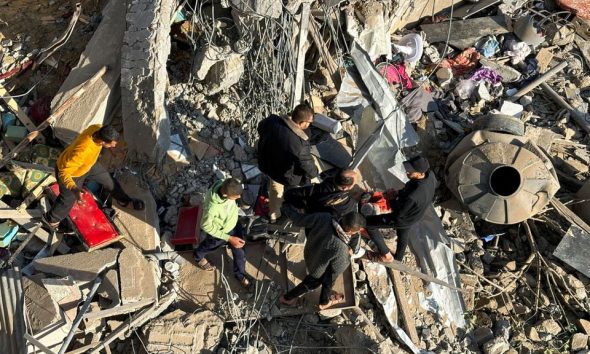 Palestinians gather at the site of an Israeli strike, amid the ongoing conflict between Israel and the Palestinian Islamist group Hamas, in Rafah, in the southern Gaza Strip, December 4, 2023. REUTERS/Fadi Shana