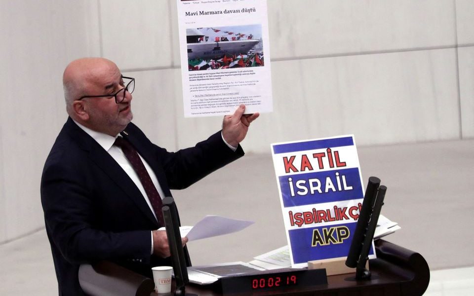 Turkey's opposition Felicity Party (Saadet) lawmaker Hasan Bitmez makes a speech at a stand with a placard, criticizing the government's policy towards Israel, at the Turkish parliament in Ankara, Turkey December 12, 2023. The placard reads: "Murderer Israel, collaborator AK Party". REUTERS/Stringer