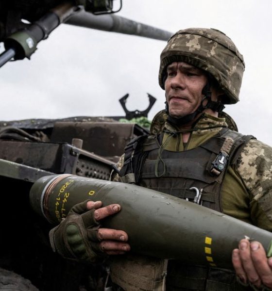 A Ukrainian service member of the 55th Separate Artillery Brigade prepare carries a shell for a Caesar self-propelled howitzer before firing towards Russian troops, amid Russia's attack on Ukraine, near the town of Avdiivka in Donetsk region, Ukraine May 31, 2023. REUTERS/Viacheslav Ratynskyi/File Photo