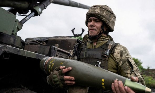 A Ukrainian service member of the 55th Separate Artillery Brigade prepare carries a shell for a Caesar self-propelled howitzer before firing towards Russian troops, amid Russia's attack on Ukraine, near the town of Avdiivka in Donetsk region, Ukraine May 31, 2023. REUTERS/Viacheslav Ratynskyi/File Photo