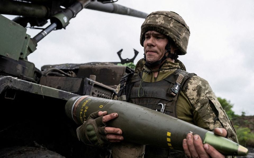 A Ukrainian service member of the 55th Separate Artillery Brigade prepare carries a shell for a Caesar self-propelled howitzer before firing towards Russian troops, amid Russia's attack on Ukraine, near the town of Avdiivka in Donetsk region, Ukraine May 31, 2023. REUTERS/Viacheslav Ratynskyi/File Photo