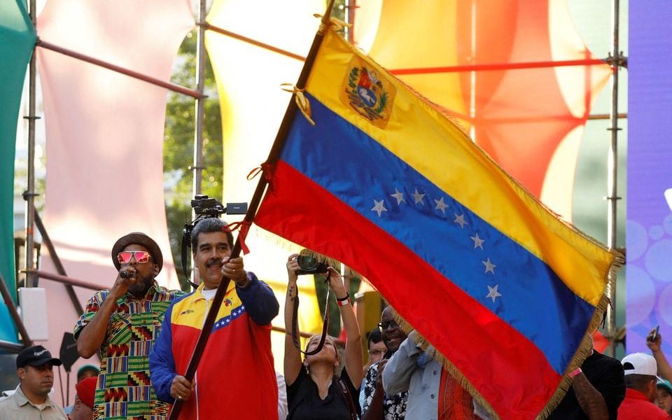 Venezuelan President Nicolas Maduro waves a Venezuelan flag, as he participates in the closing event for the campaign, ahead of the referendum over a potentially oil-rich territory, part of its long-running dispute with its neighbour Guyana, in Caracas, Venezuela, December 1, 2023. REUTERS/Leonardo Fernandez Viloria/File Photo